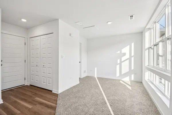 373 Summit CIR, Lombard, IL 60148