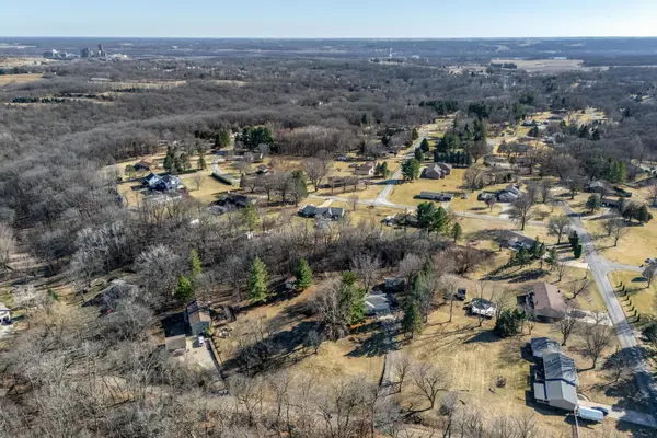 7 Sandpiper DR, Blue Grass, IA 52726