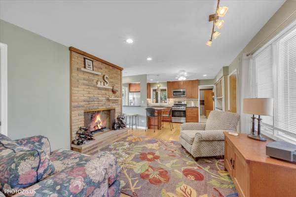6315 Walkup LN, Crystal Lake, IL 60012