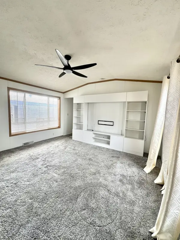 1304 Lauren DR, Sandwich, IL 60548