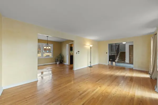 706 Crest LN, Lisle, IL 60532