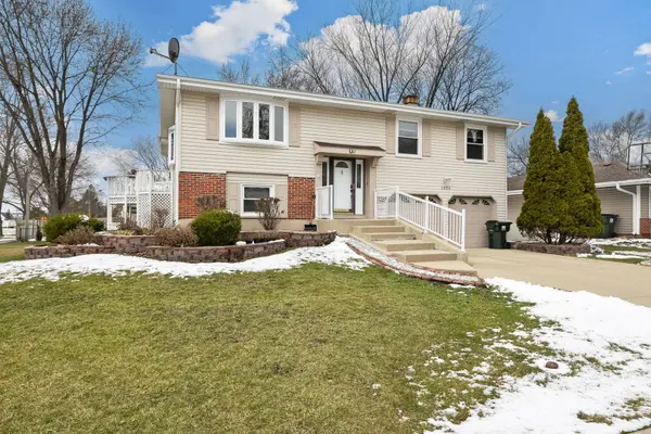 2004 E Parkview CIR, Hoffman Estates, IL 60169