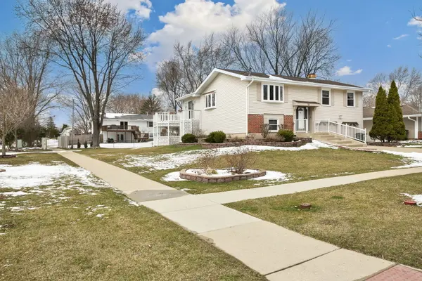 2004 E Parkview CIR, Hoffman Estates, IL 60169
