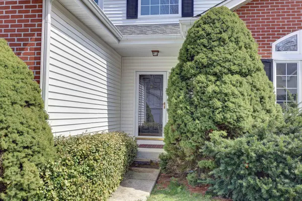 102 N Crooked Lake LN, Lindenhurst, IL 60046