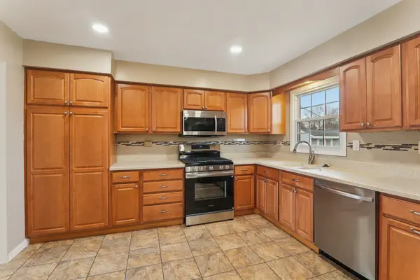 1903 Hazelwood DR, Lindenhurst, IL 60046