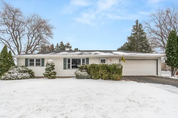906 Lindenwood DR, Aurora, IL 60506