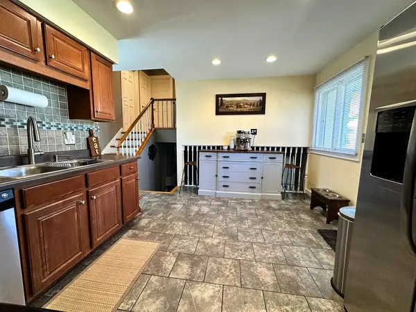 17W484 Earl CT, Darien, IL 60561