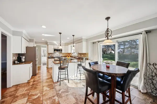 511 Greens View DR, Algonquin, IL 60102