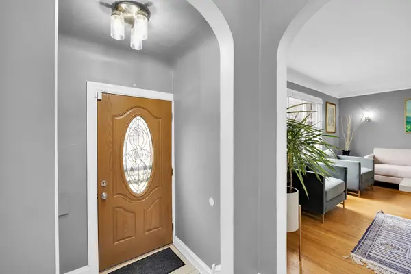 5537 W Melrose ST, Chicago, IL 60641