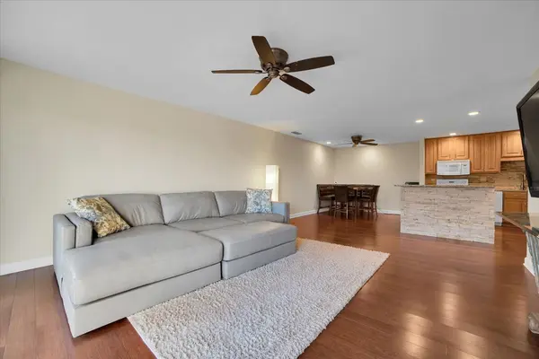 1105 N Mill ST #315, Naperville, IL 60563
