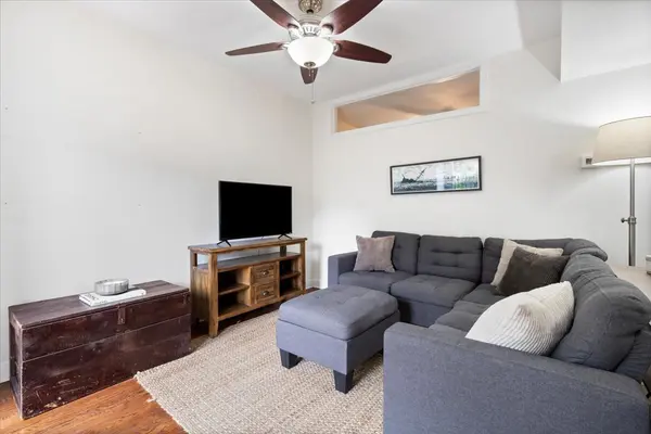 1525 W Barry AVE #1F, Chicago, IL 60657