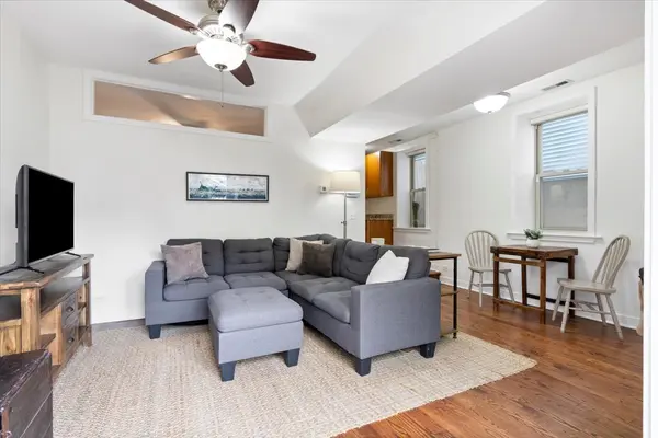 1525 W Barry AVE #1F, Chicago, IL 60657