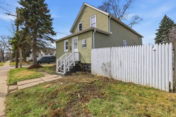 52 Wisconsin AVE, Waukegan, IL 60085