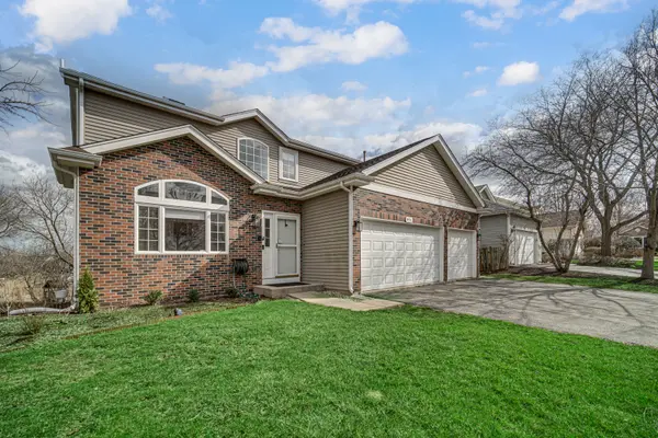 441 N Crooked Lake LN, Lindenhurst, IL 60046
