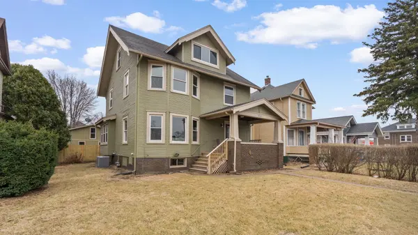 1203 W Locust ST, Davenport, IA 52804