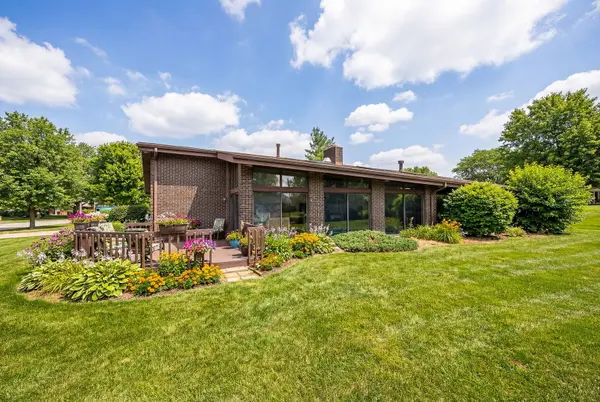 8405 Carriage Green DR, Darien, IL 60561