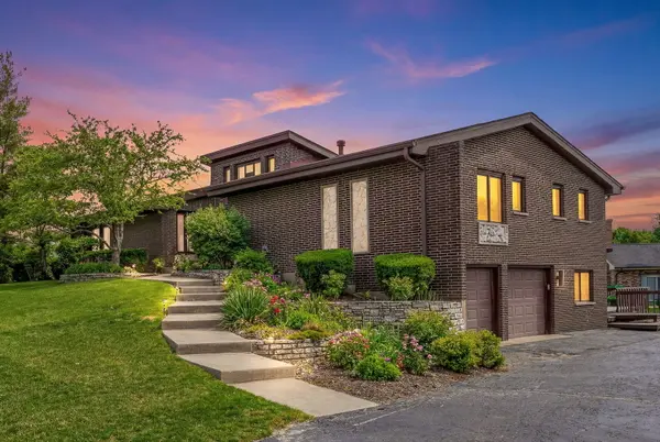 8405 Carriage Green DR, Darien, IL 60561