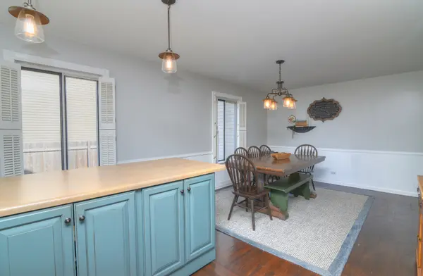 460 Danbury DR, Carol Stream, IL 60188