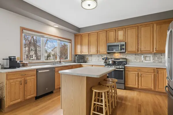 1200 Fieldstone DR, Crystal Lake, IL 60014