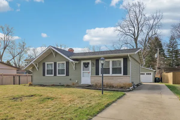 30W221 Claymore LN, Naperville, IL 60563