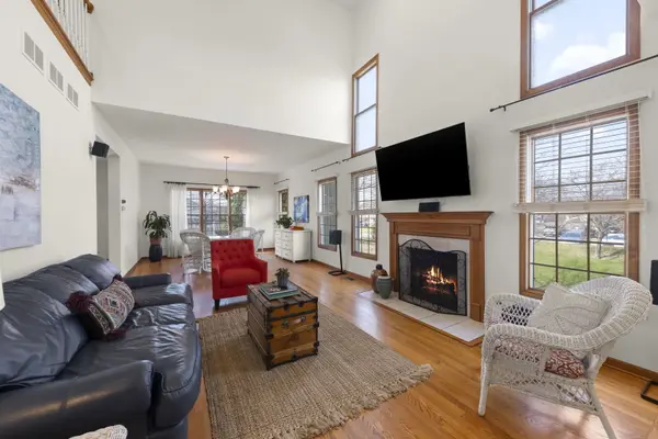 302 Roscommon CT, Glen Ellyn, IL 60137