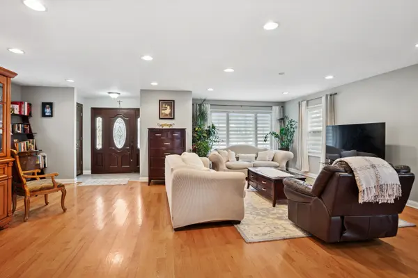 420 Radcliffe AVE, Des Plaines, IL 60016