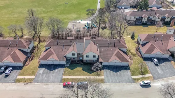 823 E Coach RD #8, Palatine, IL 60074