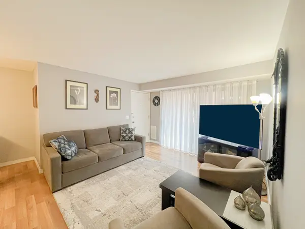 8422 W CATALPA AVE #202, Chicago, IL 60656