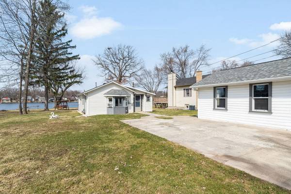 1906 River Terrace DR, Johnsburg, IL 60051