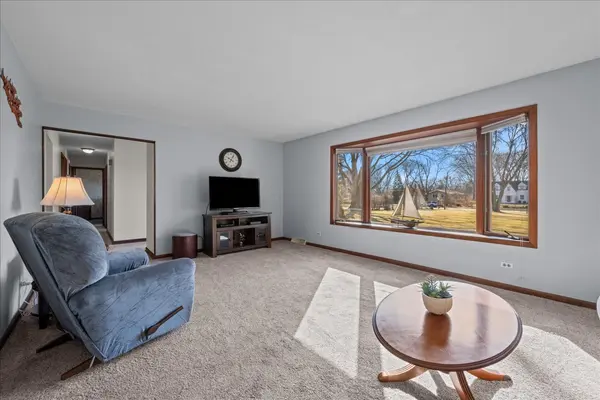 27W285 Bauer RD, Naperville, IL 60563
