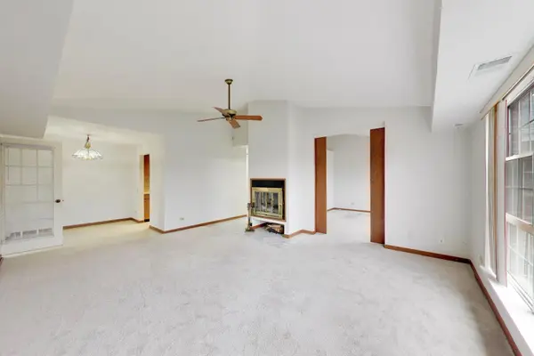 540 Biesterfield RD #301, Elk Grove Village, IL 60007