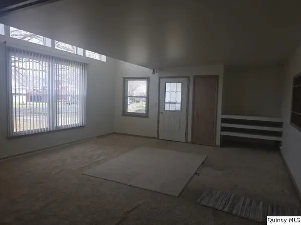 105 S Clermont St, Bowen, IL 62316