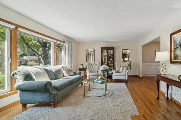 1102 E Waverly DR, Arlington Heights, IL 60004
