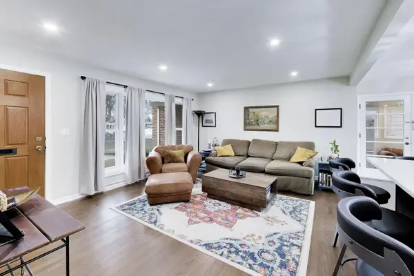 108 W Sunset RD, Mount Prospect, IL 60056