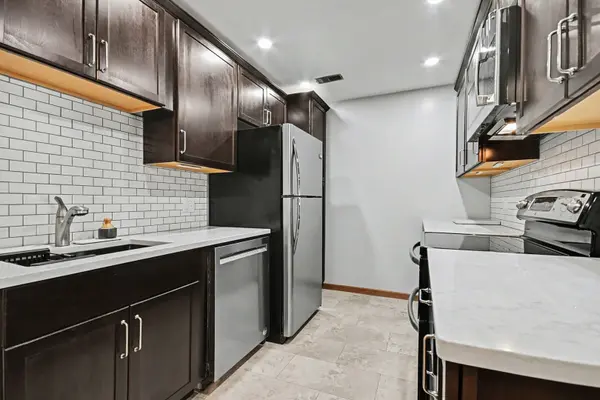 1484 Stonebridge CIR #B6, Wheaton, IL 60189