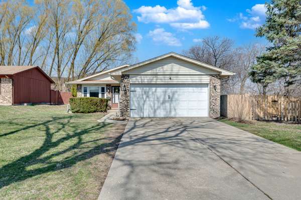4 W Beech DR, Schaumburg, IL 60193