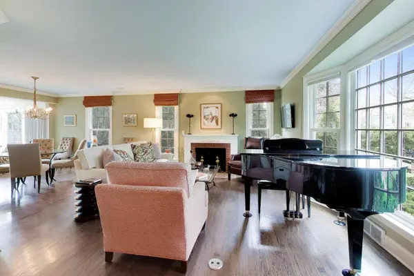 105 Lakeside PL, Highland Park, IL 60035