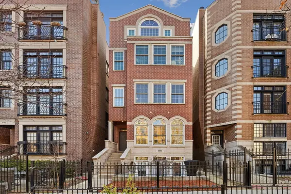 909 W Roscoe ST #2, Chicago, IL 60657