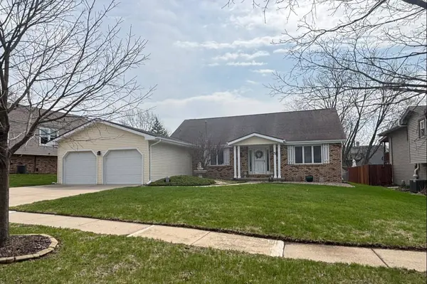 5 Devon RD, Bloomington, IL 61704