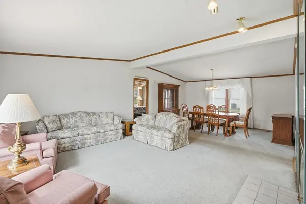 1 Swallow LN, Beecher, IL 60401