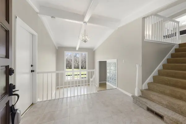 253 Arbor LN, Bloomingdale, IL 60108