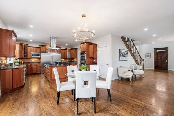 3202 Dell PL, Glenview, IL 60025