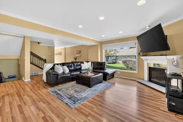 1926 Golf View DR, Bartlett, IL 60103