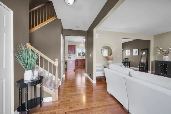 122 Fieldcrest DR, Bartlett, IL 60103