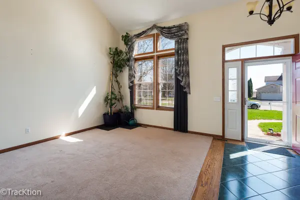 323 Mallard LN, Sugar Grove, IL 60554