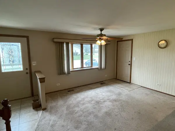 900 Georgean LN, Schaumburg, IL 60193