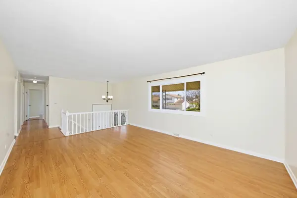 1432 James WAY, Elk Grove Village, IL 60007