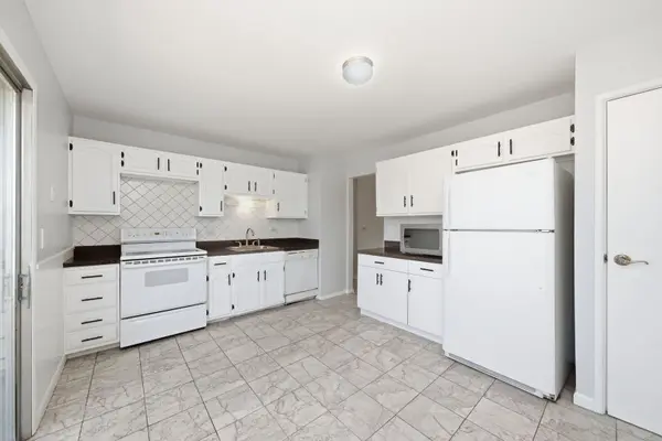1432 James WAY, Elk Grove Village, IL 60007