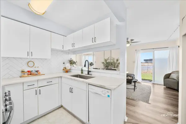 2437 Devonshire CT, Aurora, IL 60502