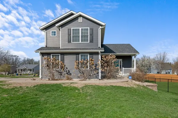 5 W Village CIR, Davenport, IA 52806